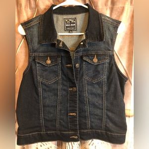 Blue Jean jacket , Definitely has stretch to it , Size L .